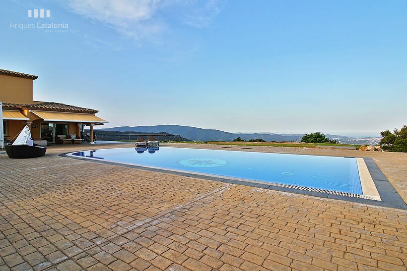 Espectacular vila de 4 dormitoris i 5 banys en venda amb piscina desbordant i vista panoràmica del mar.