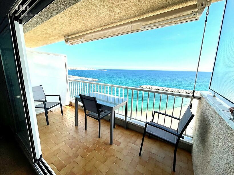 1st line apartment with sea views, terrace, fireplace, elevator and parking in Sant Antoni de Calonge