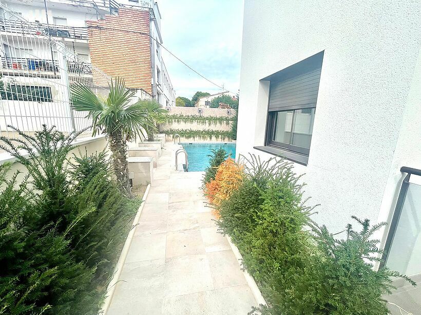 Planta baixa amb dues habitacions, terrassa 22 m2, pàrquing traster i piscina a Platja de Aro.