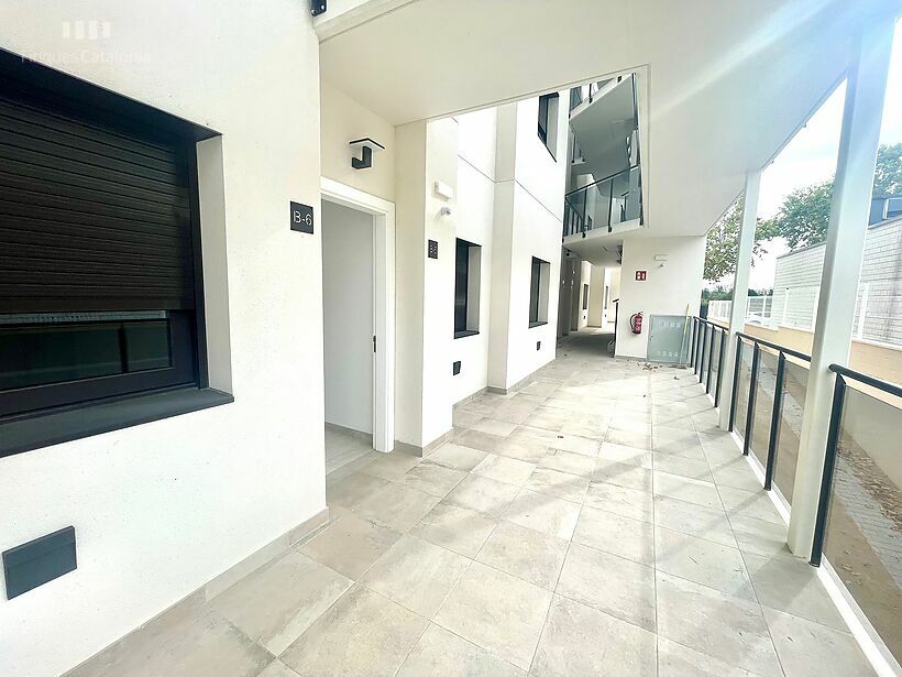 Rez-de-chaussée avec deux chambres, terrasse de 22 m2, parking de stockage et piscine à Platja de Aro.