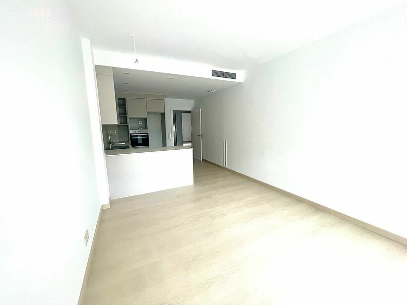 Planta baja con dos habitaciones, terraza 22 m2, parking trastero y piscina en Platja de Aro.