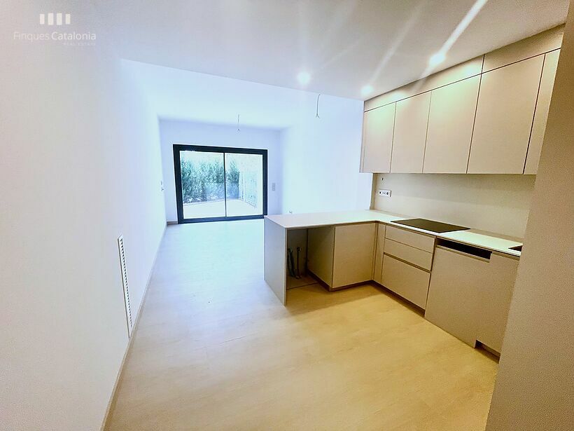 Planta baja con dos habitaciones, terraza 22 m2, parking trastero y piscina en Platja de Aro.