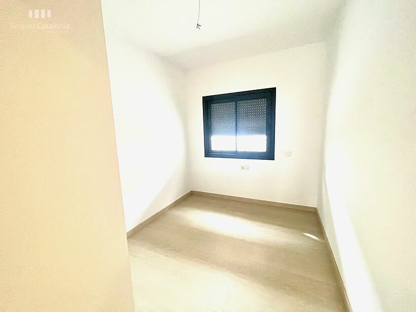 Planta baja con dos habitaciones, terraza 22 m2, parking trastero y piscina en Platja de Aro.