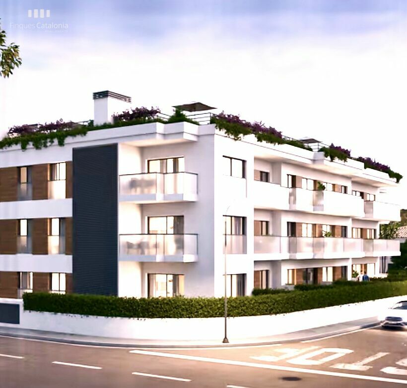 Planta baixa amb dues habitacions, terrassa 22 m2, pàrquing traster i piscina a Platja de Aro.