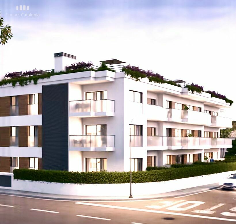 Planta baja con dos habitaciones, terraza 22 m2, parking trastero y piscina en Platja de Aro.