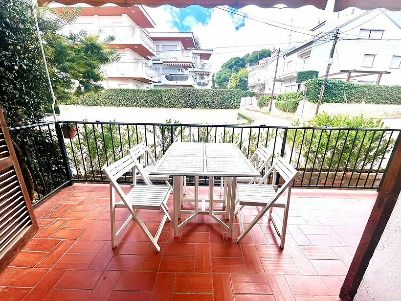 Rez-de-chaussée à Palamós la Fosca avec 14 m2 de terrasse, parking et débarras.