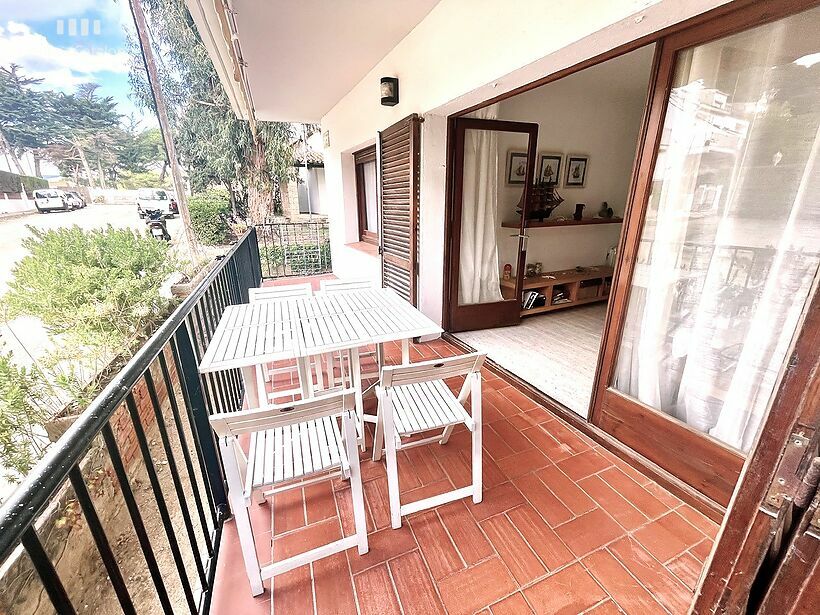 Rez-de-chaussée à Palamós la Fosca avec 14 m2 de terrasse, parking et débarras.