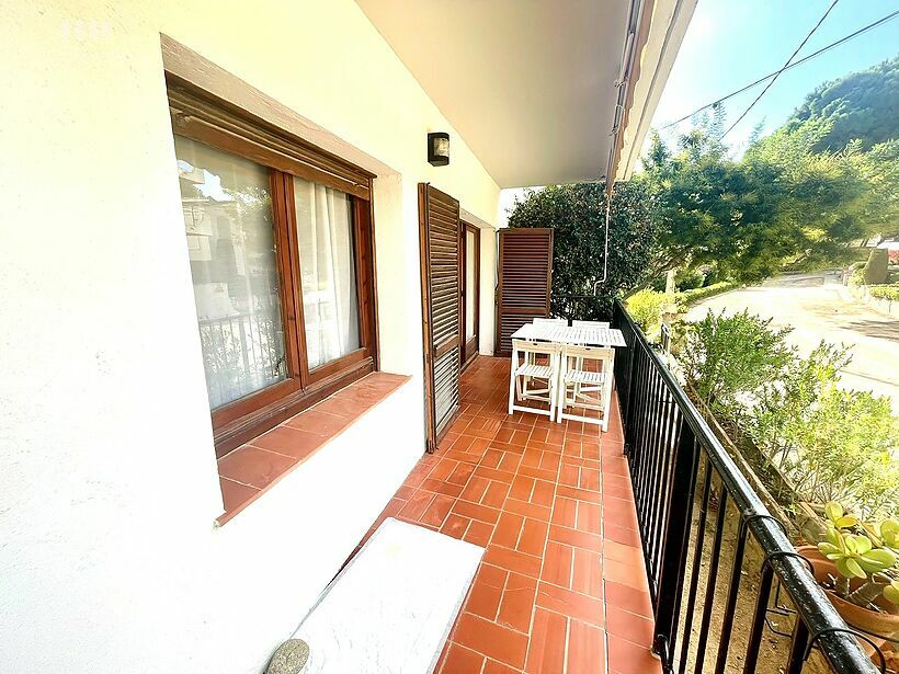 Rez-de-chaussée à Palamós la Fosca avec 14 m2 de terrasse, parking et débarras.