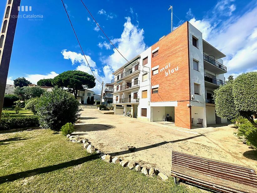 Rez-de-chaussée à Palamós la Fosca avec 14 m2 de terrasse, parking et débarras.