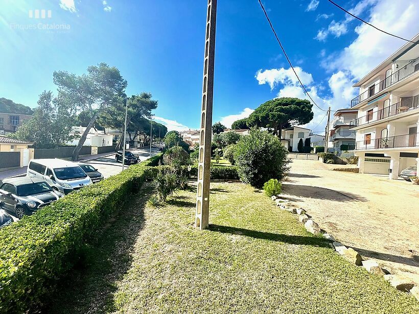 Rez-de-chaussée à Palamós la Fosca avec 14 m2 de terrasse, parking et débarras.