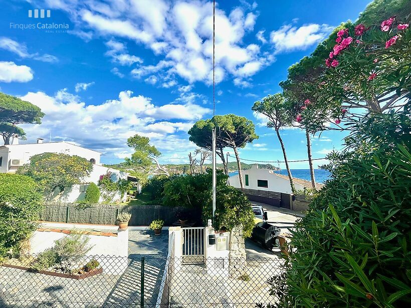 Rez-de-chaussée à Palamós la Fosca avec 14 m2 de terrasse, parking et débarras.