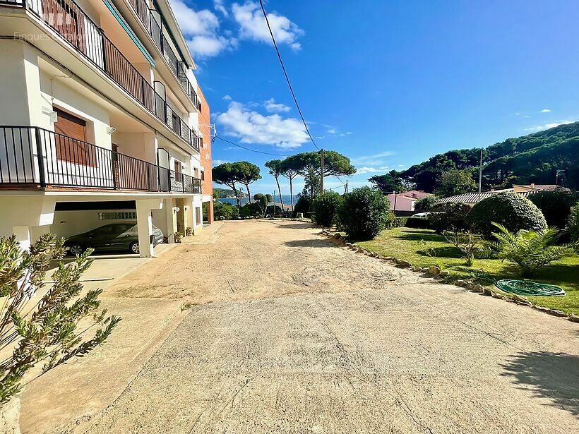 Rez-de-chaussée à Palamós la Fosca avec 14 m2 de terrasse, parking et débarras.
