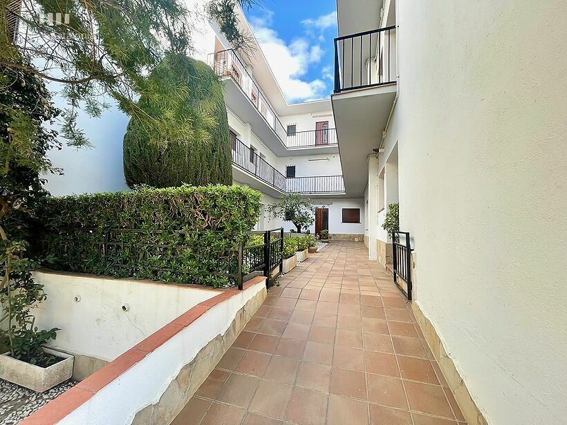 Rez-de-chaussée à Palamós la Fosca avec 14 m2 de terrasse, parking et débarras.