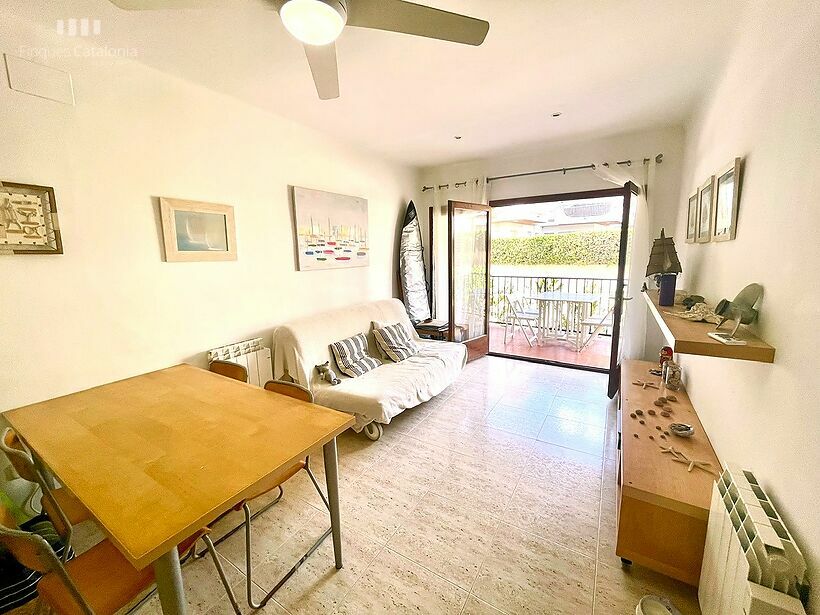 Rez-de-chaussée à Palamós la Fosca avec 14 m2 de terrasse, parking et débarras.