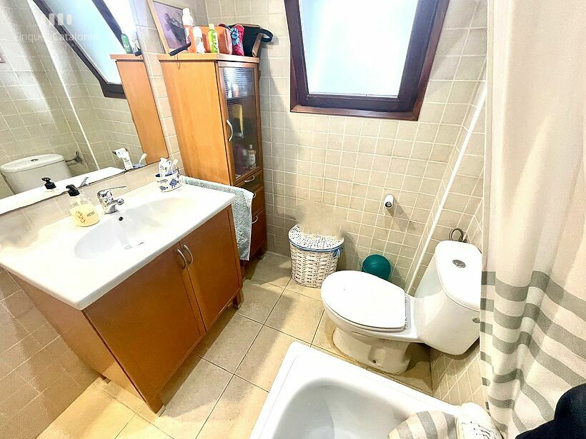 Rez-de-chaussée à Palamós la Fosca avec 14 m2 de terrasse, parking et débarras.