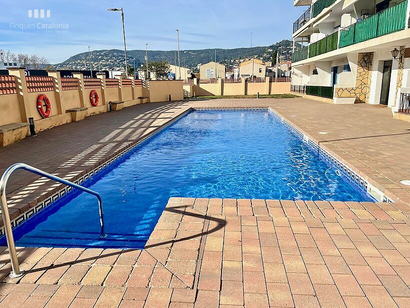 Rez-de-chaussée entièrement rénové avec terrasse, piscine et parking à l'entrée de Calonge.