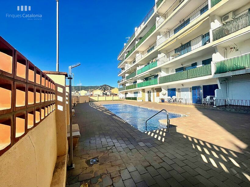 Brand new renovated ground floor with terrace, pool and parking at the entrance of Calonge.