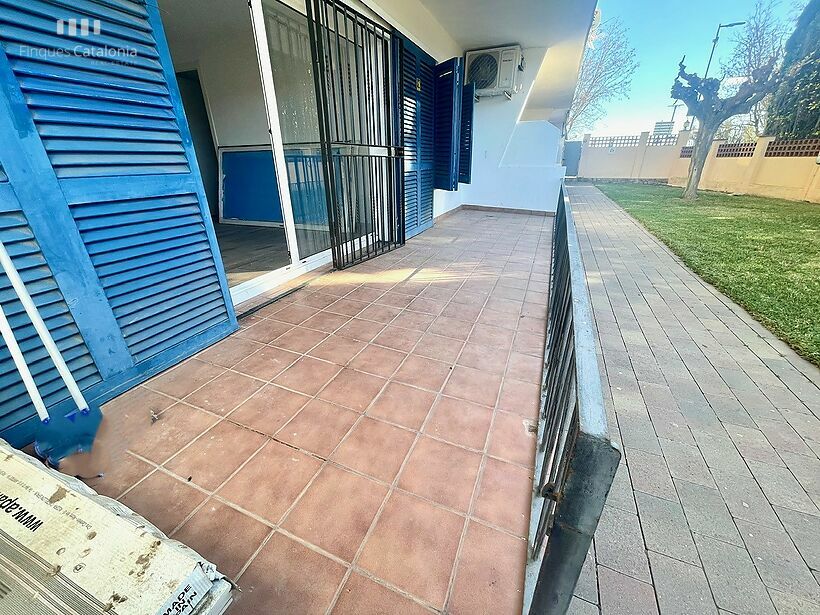 Planta baja reformada a estrenar con terraza , piscina y parking en la entrada de Calonge .