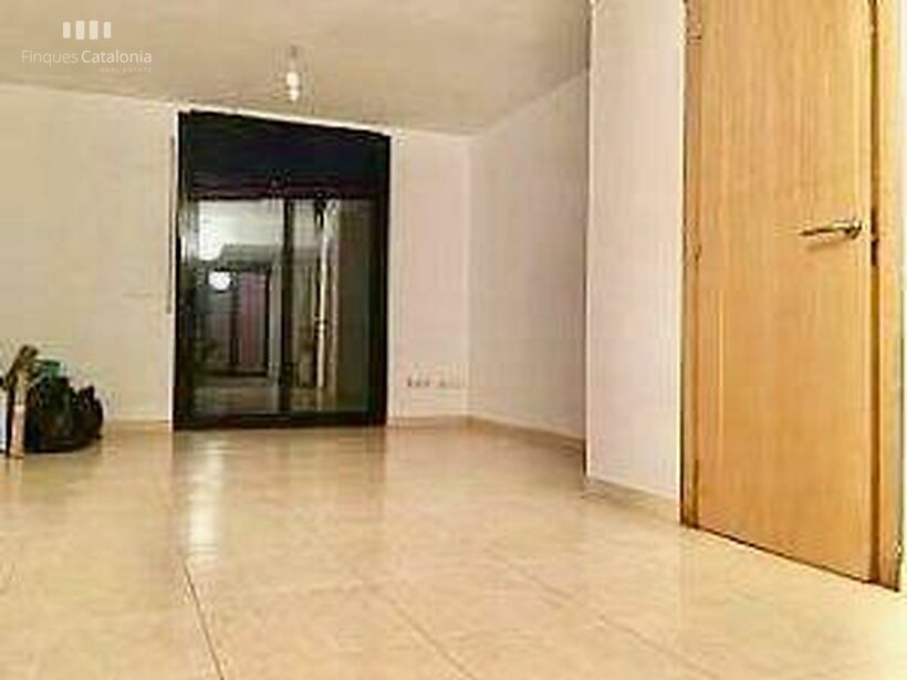 2nd line apartment with 25 m2 of terrace, a room and optional parking in the building. ​