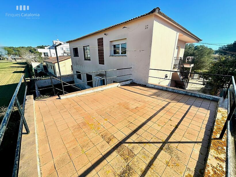 Planta baja 3 habitaciones dobles con gran terraza y jardín con barbacoa en Sant Antoni de Calonge