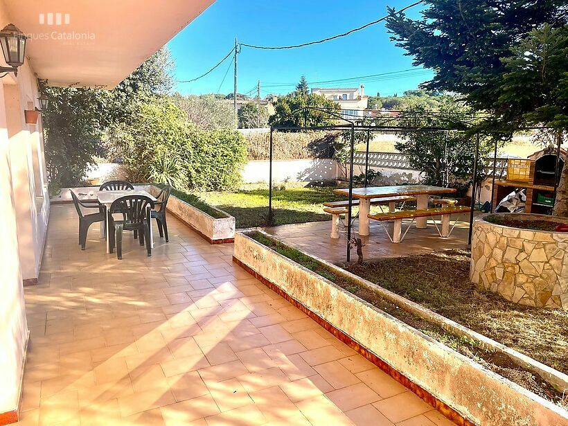 Rez-de-chaussée 3 chambres doubles avec grande terrasse et jardin avec barbecue à Sant Antoni de Cal