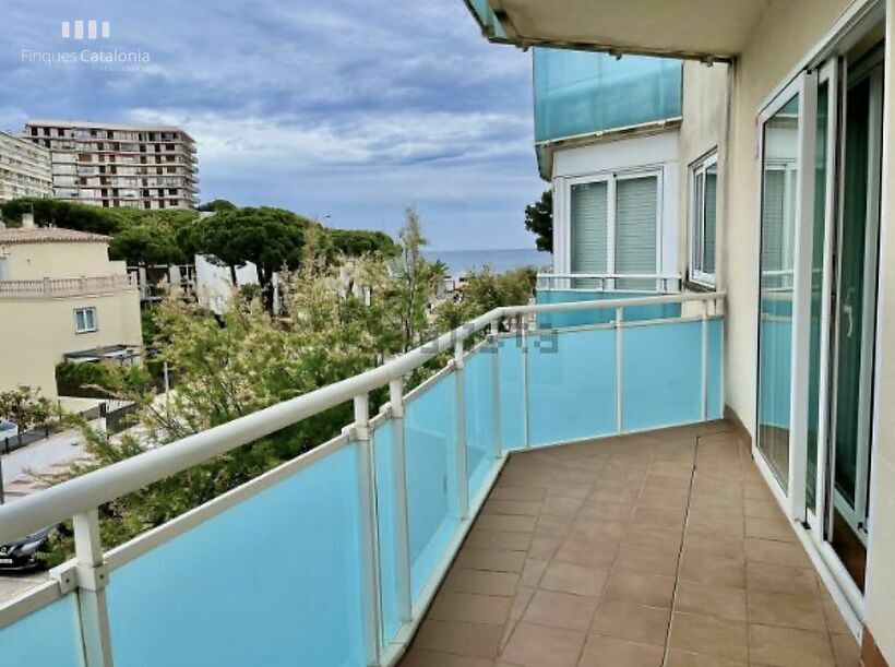 Apartment 100 meters from the promenade, with 3 bedrooms, parking and 68 m2 terrace with sea views in Platja ​