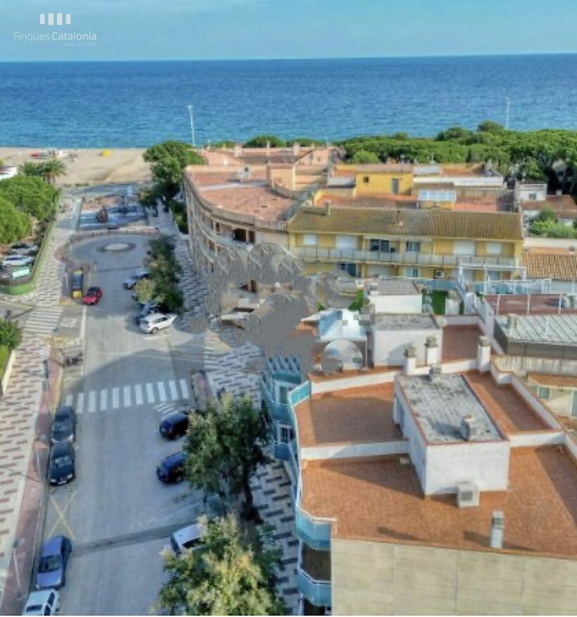 Apartment 100 meters from the promenade, with 3 bedrooms, parking and 68 m2 terrace with sea views in Platja ​
