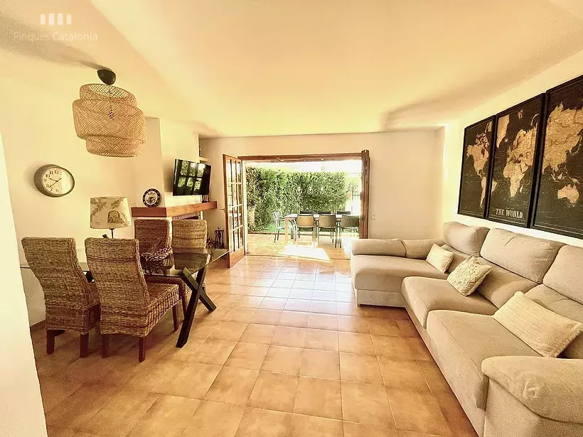 Casa a Torre Valentina amb 4 habitacions, garatge, piscina comunitària i llicència turística.