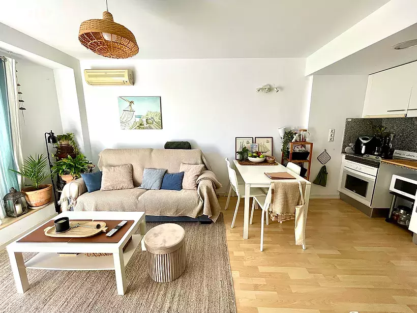 Apartment with a tourist license with one room, balcony and elevator 5 blocks from Palamós beach.