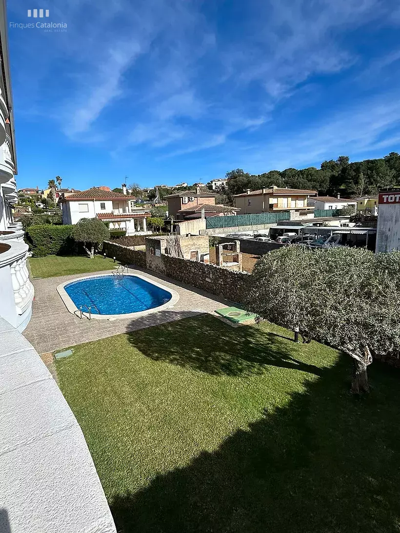 Piso en Mas Barceló Calonge, con dos habitaciones dobles, terraza piscina, parking y trastero
