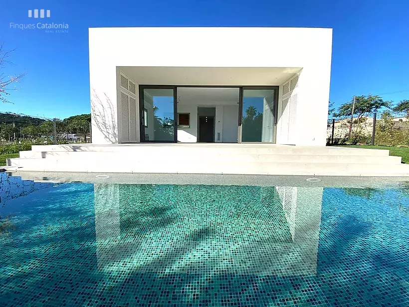 Casa de disseny a Sant Pol-S'Agaró a estrenar i poca distància de la platja.