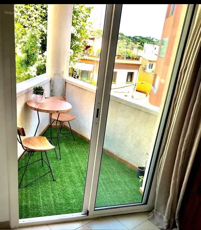 111 m2 apartment with 4 bedrooms with parking and storage room in Sant Feliu de Guixols, 2 km from the beach.