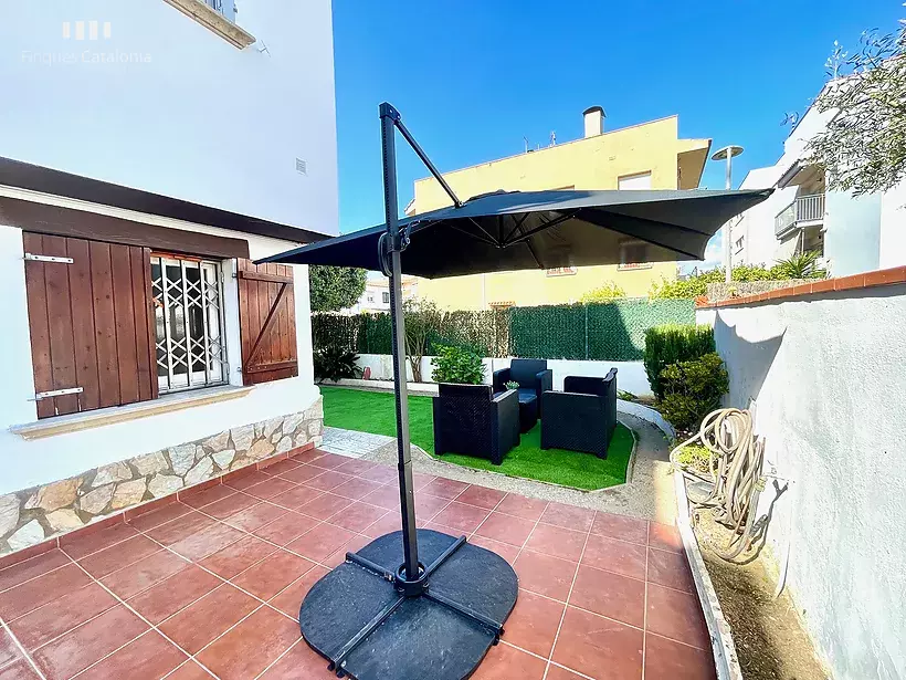 House with 4 bedrooms, garage and garden 300 meters from the beach in Palamós