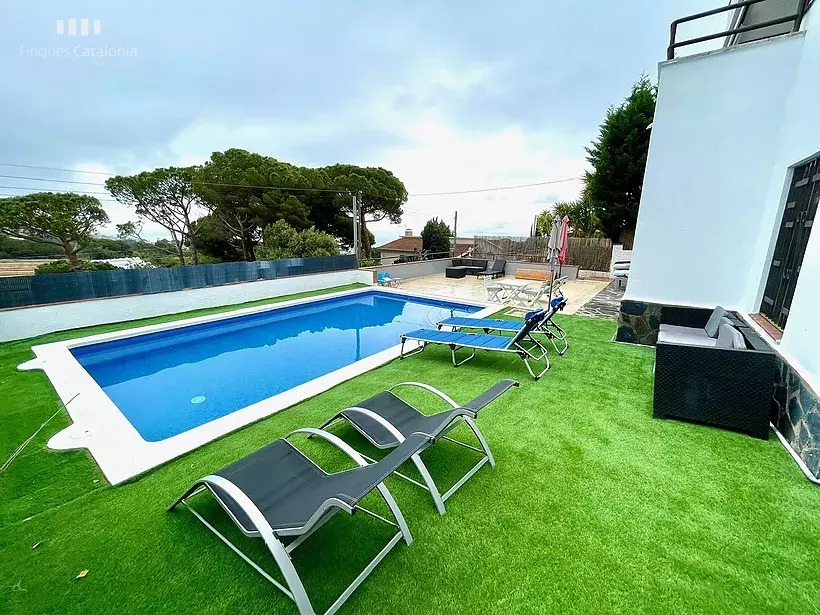 House with TOURIST LICENSE with sea views, 7 bedrooms, terrace and pool Sant Pol Barcelona.