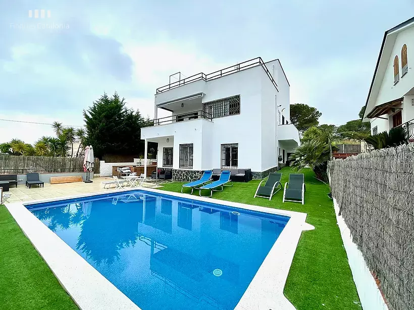 Casa con LICENCIA TURÍSTICA vistas al mar, 7 habitaciones, terraza y piscina Sant Pol Barcelona.