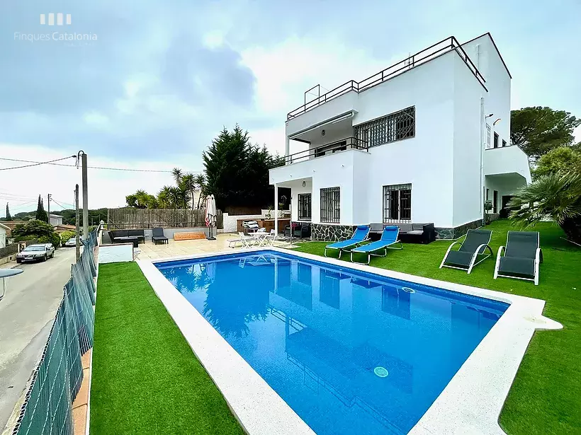 Casa con LICENCIA TURÍSTICA vistas al mar, 7 habitaciones, terraza y piscina Sant Pol Barcelona.