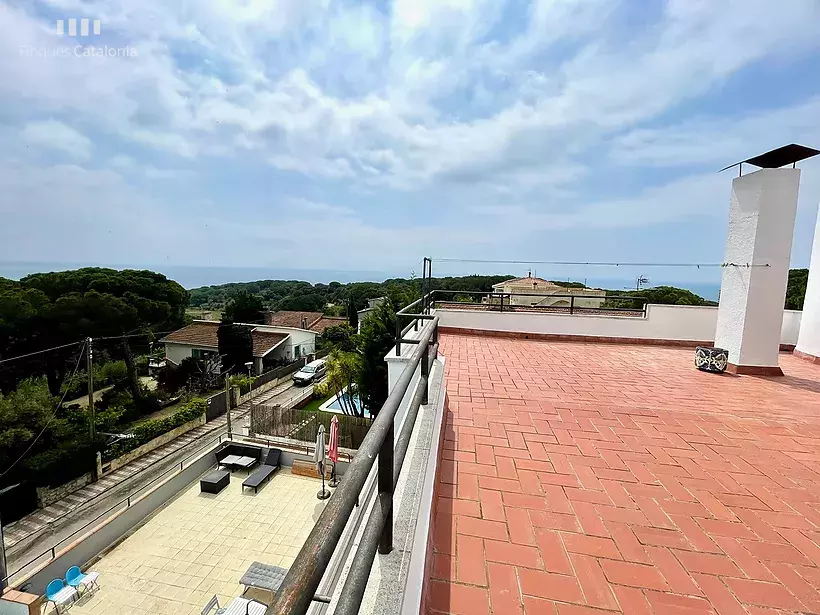 Casa amb LLICÈNCIA TURÍSTICA vistes al mar, 7 habitacions, terrassa i piscina Sant Pol Barcelona.