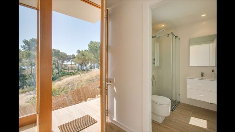 Vila de LUXE a la Costa Brava de disseny amb panells solars, piscina privada, jardí i garatge amb increïbles vistes a la badia de Palamós